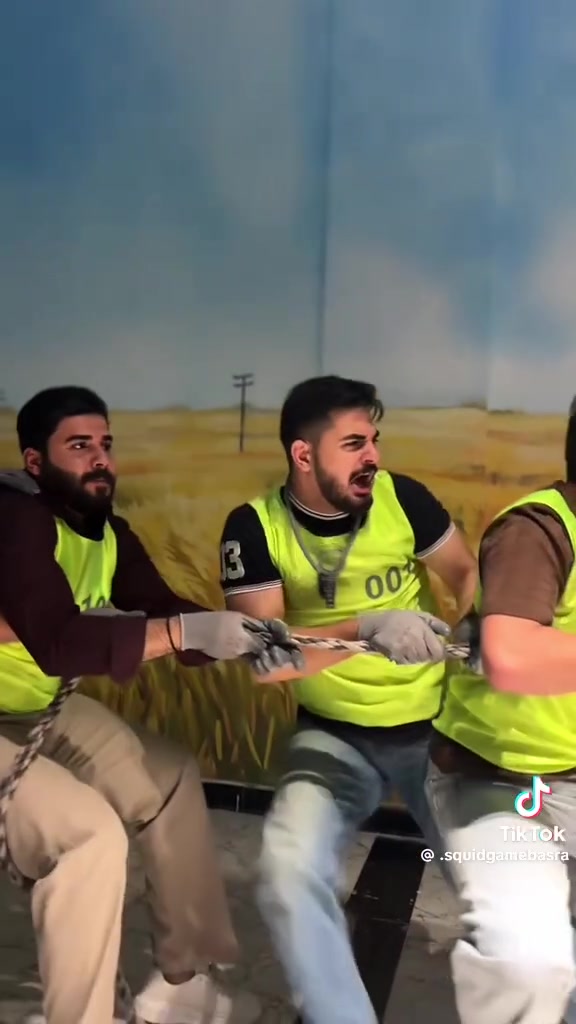 ‎منو بيكم كدها؟
‎أنت ذكي؟ تحب المنافسة؟ لو بس كلام؟ 🤔
‎بـ  (نخبة التحدي )، قررنا نسوي شي "خارج الصندوق" ونكسر الروتين بفقرة كلها حماس وضحك وتفكير!
‎شنو السالفة؟ 🤔
‎راح نجمعكم ونقسمكم فريقين (تحدي وجهاً لوجه)، واللعبة مو بس أسئلة، اللعبة بيها استراتيجية وسرعة بديهة وألعاب فكرية تدوخ!
‎ليش لازم تشارك؟
‎• منافسة حقيقية: جرب شعور التحدي وفوز فريقك.
‎• جو جديد: تعرّف على شباب جدد وكونوا فريق واحد.
‎• جوائز وتكريم: الفريق الفائز إله حصة الأسد م💵 الاشتراك: [١٠ الاف دينار فقط ⏰ الوقت: [اليوم والساعة]
وبقية التفاصيل على الواتساب ***********
‎شروطنا بسيطة:
‎1. تجيب وياك "عقلك" وتركيزك.
‎2. الروح الرياضية أهم شي (الخسران يبارك للفايز!).
‎3. التليفون ينحبس بـ "السايلنت" طول فترة اللعبة.
