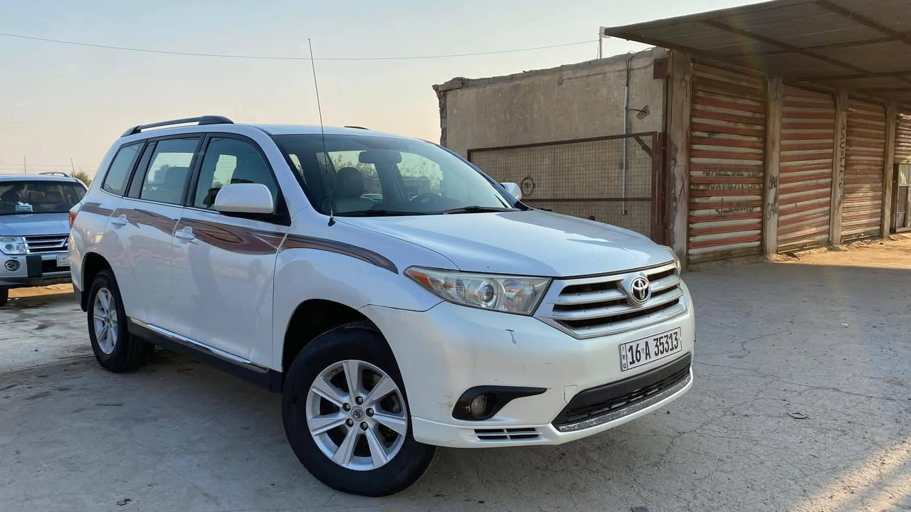 سيارة هايلاندر 2012
وارد امريكي داخلة كلين للعراق فقط دعامية الامامية كما موضح من اشتريناها مصبوغة او مبدلة 

سونار موجود بيهة وبيهة كارت صبغ بالجاملغ هم موجود واضح بالصورة 

سيارة حجم المكينة 4سلندر 2700 VVt-i

سيارة ماشية 225  كير مكينة مكفولة 

 سيارة 7 راكب  ثلاث قطع تبريد  تبريدهة ثلج ياباني بعد 

سيارة جاهزة من كلشي 

رقم السيارة قادسية بأسمي  تحويل ثاني يوم  سنوية 28 

 رقمهة انكليزي بحيث بأي محافظة احولك اني من ديالى حولتهة بديالى عادي  

مكان السيارة ديالى بلدروز 

 ***********

السعر 150  ورقة وبي مجال
