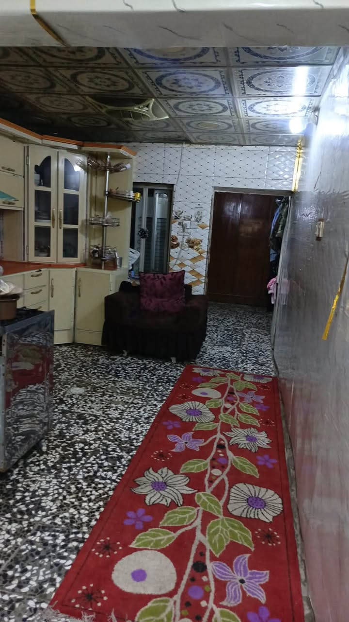 نصف قطعةللبيع مدينه الصدر قطاع 73 ع شارع العام  مقابيل منتزه حاكم الزاملي  
يحتوي ع اربع غرف وحول مطبخ تواليت  خارجي +داخلي  تلث قوط  للاستفسار اكثر التصال ع الرقم التالي ***********
السعر :180 وبي مجال
