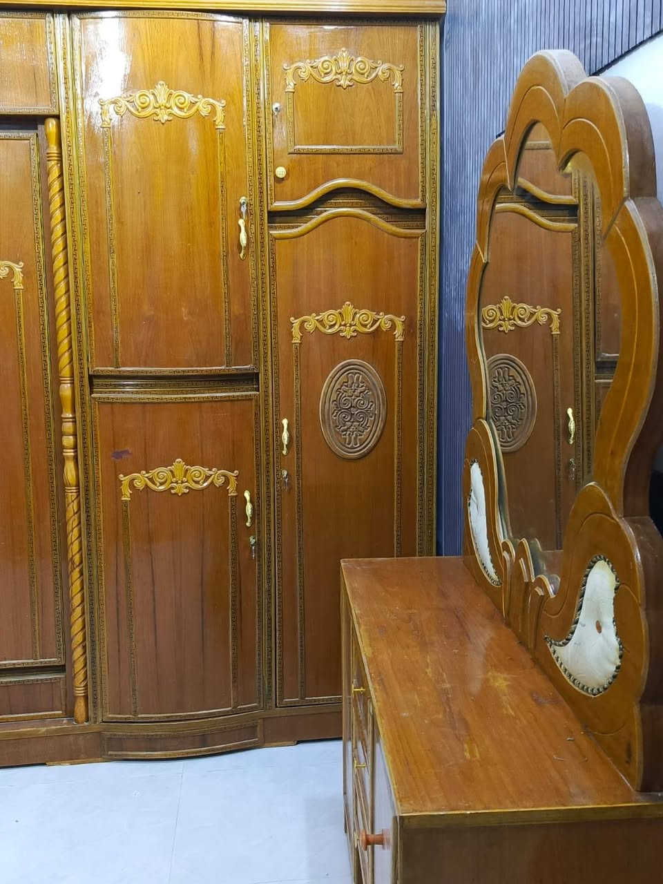 السلام عليكم غرفه اخشاب صاج نظافه 90٪ المكان حي الساهرون السعر علئ الخاص الاستفسار الاتصال على الرقم ***********
