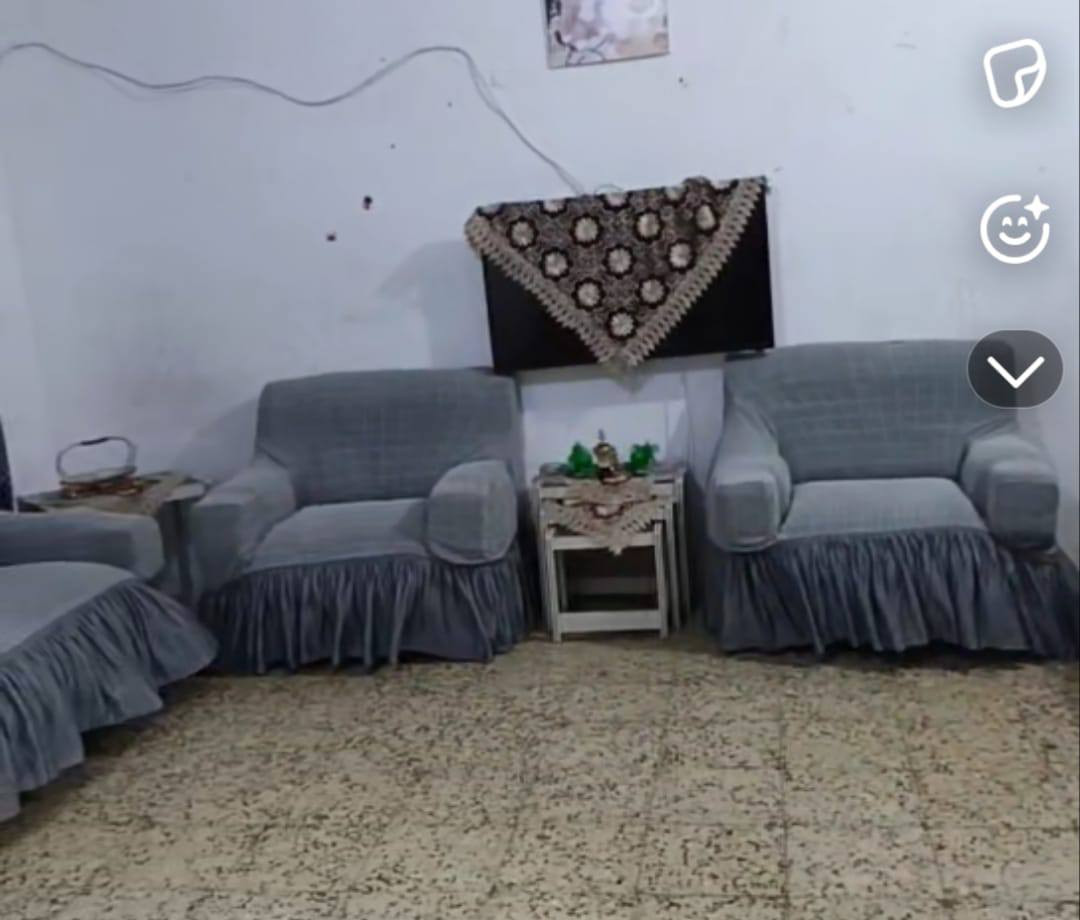 السلام عليكم تخم قنفات 10 مقاعد 4 صغار و2 كبار نضيف كلشي مابي لاكسر ولاسفنج نازل ابيعه هو وتلبيسه مالته ب150. مكاني سويب للاستفسار المراسله خاص والاتصال بالرقم ***********
