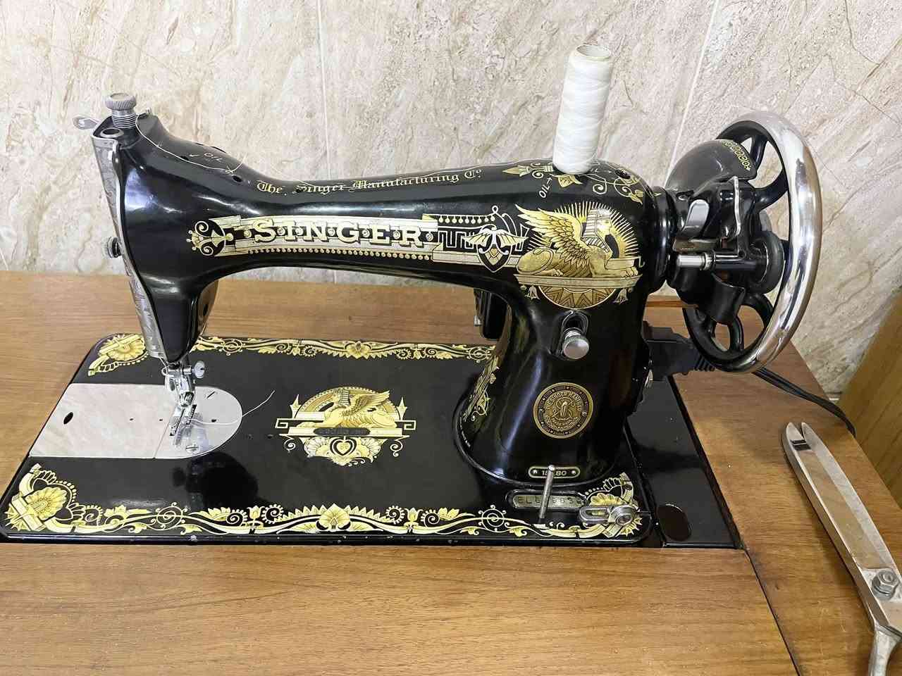 ماكنة خياطه سنجر أنكليزي أنتيك صنع عام 1942 تخيط مأطور ( دواسه) كهرباء وتخيط رجل وباليد ( عتله) خياطه درجه أولى 
ماكنه مال بيت استخدام قليل 
السعر 250 ألف سعر نهائي 
للمهتم خاص ***********
المكان كركوك الحريه
