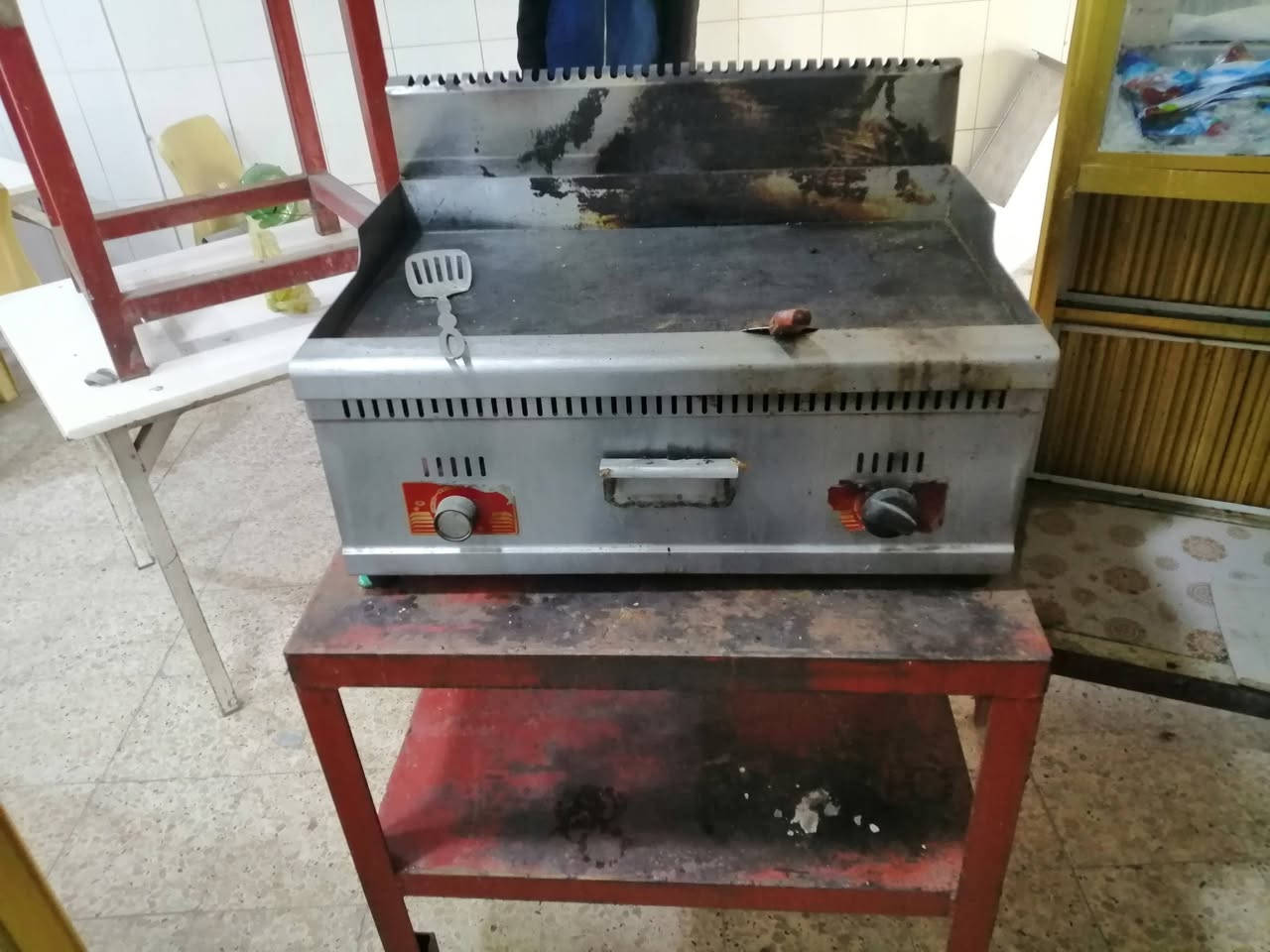 السلام عليكم ورحمة الله
أغراض مطعم للبيع البصره بيع مستعجل ومناسب ***********
