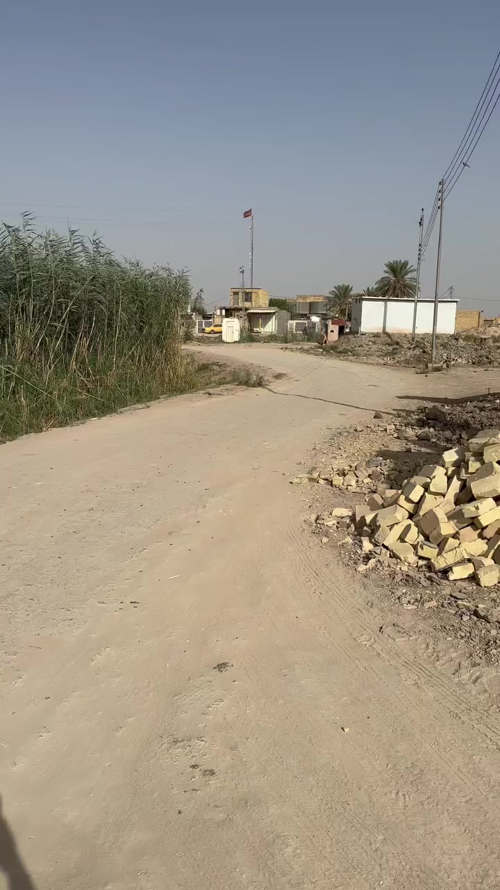 قطعة ارض زراعيه مساحتها 320متر الواجهه 12متر والنزال 26متر محدوله وجاهزه للبناء تبعد عن الشط رابع قطعه يم السيطره قرب مضيف ال فرطوس الشراي يتصل ***********او وات ساب المو شراي لا ايتعب روحه
