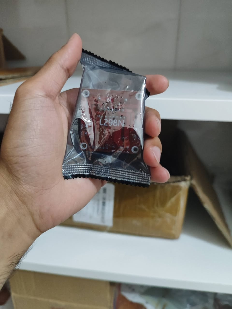 L298N Dual H-Bridge (Motor Driver)

لوحة تحكم بالمحركات الكهربائية، تُستخدم للتحكم بسرعة واتجاه محركَين DC أو محرك خطوي (Stepper Motor) واحد، وتُعدّ من أكثر القطع استخداماً في مشاريع الروبوتات.

المواصفات:
الشريحة الرئيسية: L298N
نوع الدائرة: H-Bridge مزدوج (Dual H-Bridge)
جهد التشغيل للمحركات: 5V - 35V DC
جهد التشغيل للمنطق: 5V
الحد الأقصى للتيار: 2A لكل قناة
عدد القنوات: قناتان (يتحكم بمحركين DC أو محرك خطوي واحد)

يدعم التحكم بالسرعة عبر PWM
يدعم التحكم بالاتجاه (أمام / خلف / توقف)
مزود بمشتت حراري (Heatsink) للتبريد

مناسب لمشاريع السيارات الروبوتية، الذراع الآلية، الطائرات المسيّرة، وأي مشروع يحتاج تحكماً بمحركات DC أو خطوية.

لمعرفة السعر الحالي زورونا على كتلوك الواتساب https://wa.me/p/28043529248585493/9647778744044

يوجد توصيل لجميع المحافظات العراقية بسعر 5 الف

#لارسا #لارسا_تكنولوجي #LARSA #الكترونيات للبيع


**إذا كنت صاحب هذا الإعلان وتريد حذفه لأي سبب، رجاءا أرسل رسالة إلى الدعم الفني**