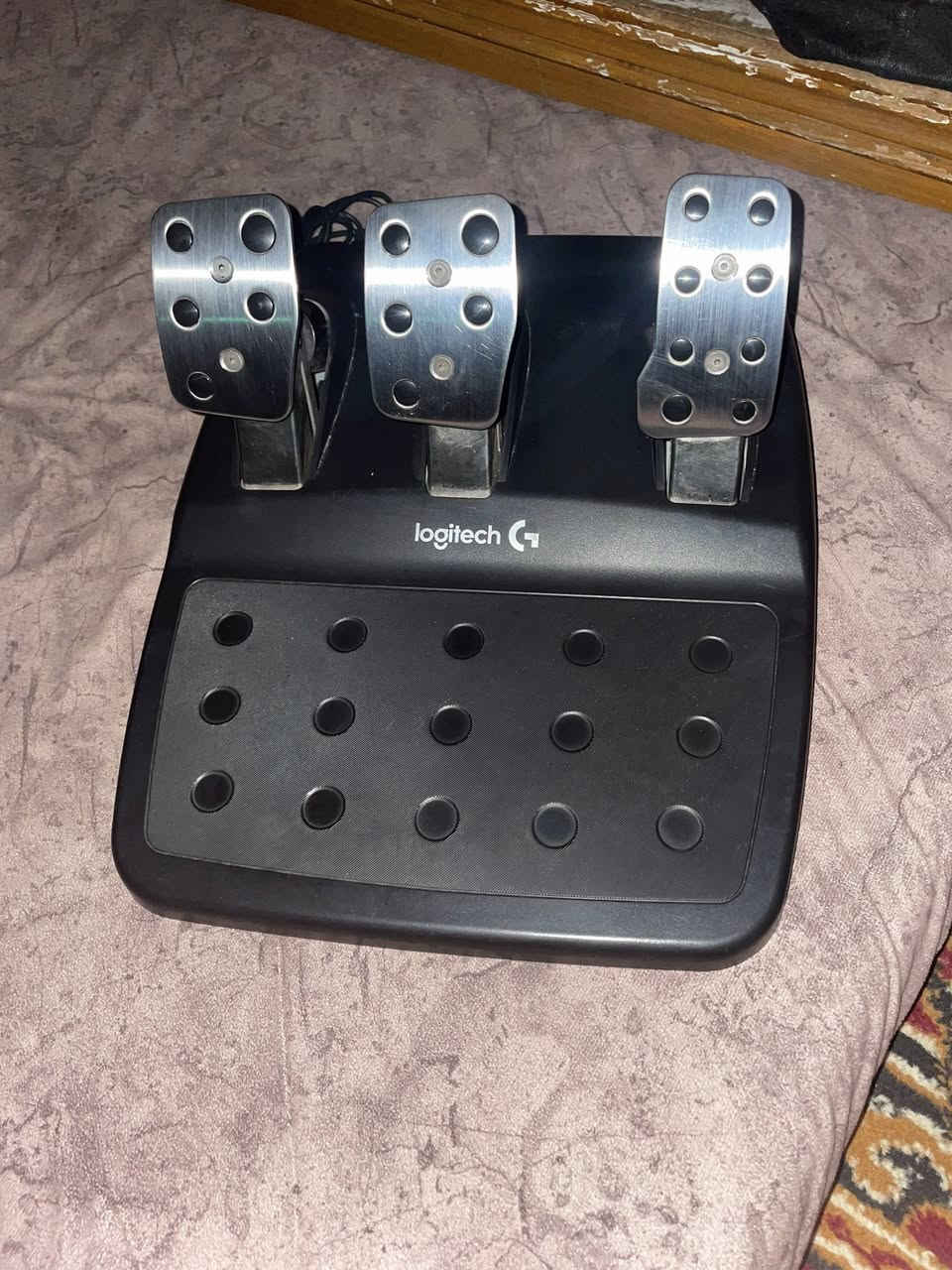 السلام عليكم 
كير لوجتك بي فقط زرف شغال وكامل سعره 45
دواسات شغالين سعرهم 60اذا اثنينهم احسبهم الك 100
***********
