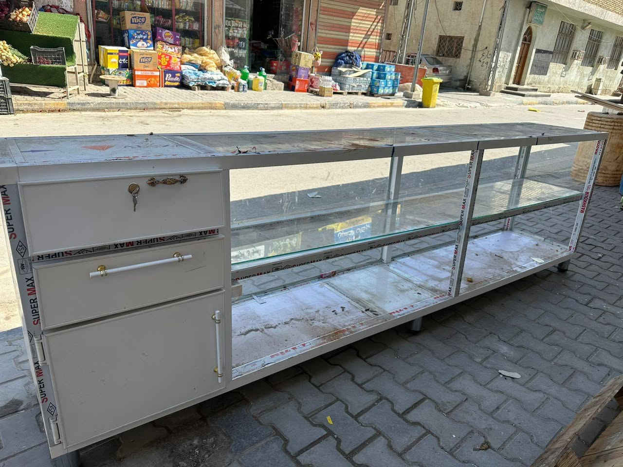 بسم الله الرحمان الرحيم
رفوف خشب أبيع
و ميز جام و دخل
***********
