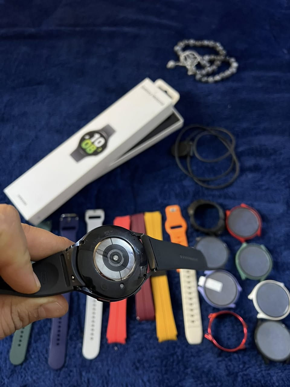 ساعه سامسونك اصلي الجيل الخامس 5 فول نضافه محلقات كامله كيبل شحن اصلي وياها سير عدد 8 وغلاف خارجي للساعه عدد 8 وكلهن استعمال قليل واكو بيهن جديد م مستعمل السعر 125
واتساب ***********
