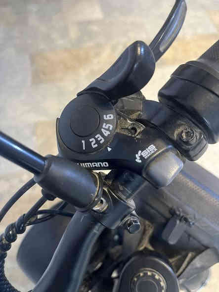 دراجة من شركة kugoo دراجة شحن وبنفس الوقت بايسكل الدراجة 3 سرع سرعتها 60 حقيقي تتحمل وزن 150 نوع البطارية ليثيوم ايون دبلات امامي خلفي حجم التاير كبير 48 فولت 24 امبير بريكات دسك هايدروليك تحتوي على عقرب من نوع شيمانو 6 سرع السعر مليون
