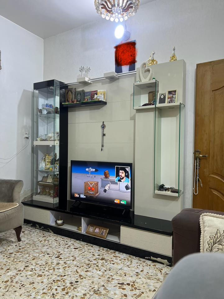 السلام عليكم 
بيت طابو صرف باسمي للبيع مساحة 50 م واجهة 5م نزال 10 ثلاث طوابق
يتكون البيت من مدخلين وثلاث غرف نوم وصالة ومطبخ وصحيات عدد 2 
الطابق الارضي صالة وخدمات ومطبخ وترك 
الطابق الثاني غرفتين نوم وخدمات صحية 
الطابق الثالث غرفة نوم وسطح 
العنوان الامين الثانية شهداء النفط قرب ماركت كرار الوائلي  الشارع الخلف اسواق عصام الشمري للتواصل 
***********
