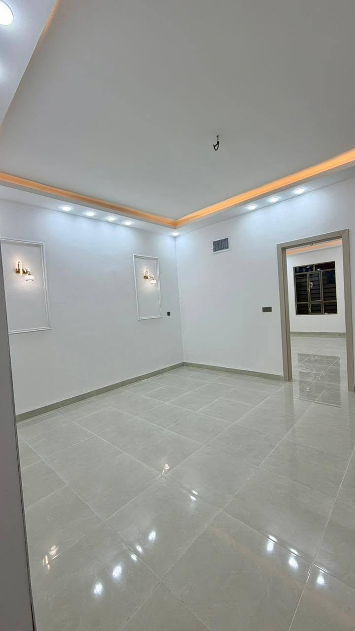 مشتمل البيع حي الخضراء طابقين ٤غرف صاله مطبخ ستقبال كراج مجموعة صحيات سنه البناء ٢٠٢٦ البيت شغل مهندس درجة أولى شارع ١٠م المساحه ١٤٠م الواجهة ٧م النزال ٢٠م للستفسار اتصل ***********
