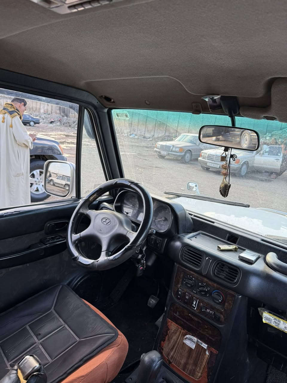 السلام عليكم
سيارة كالوبر اوته ماتيك ٢٠٠٢ مكينه بلادي 
السيارة بأسمي رقم الهاتف ***********
