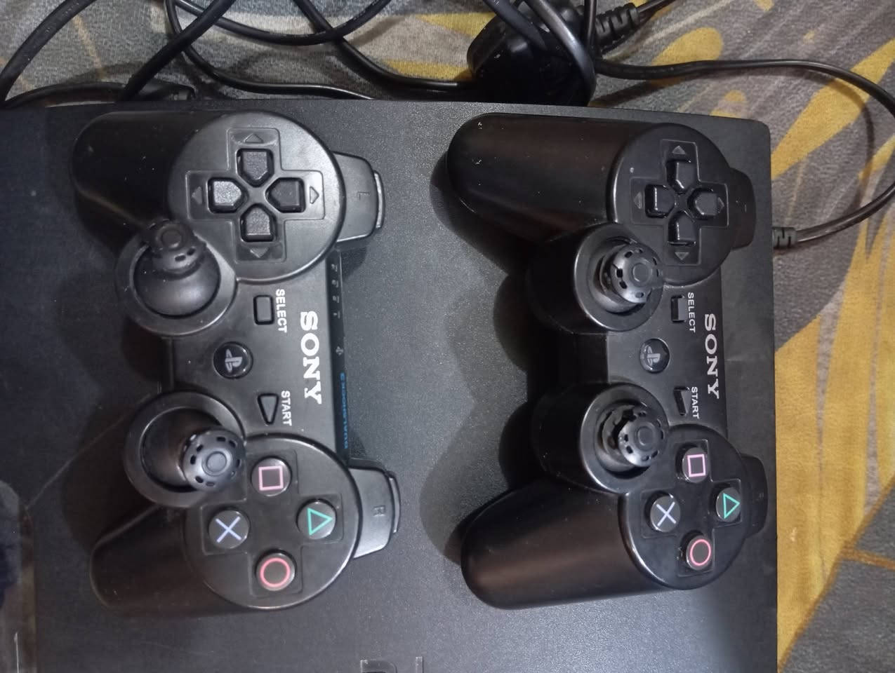 السلام عليكم اخوان عندي هذا الجهاز بلستيشن 3( pls3)مستعمل نضيف ومابي شي هو ويداتة للبيع جديدات وشغالات السعر 200 وبي مجال 
للتواصل ***********
