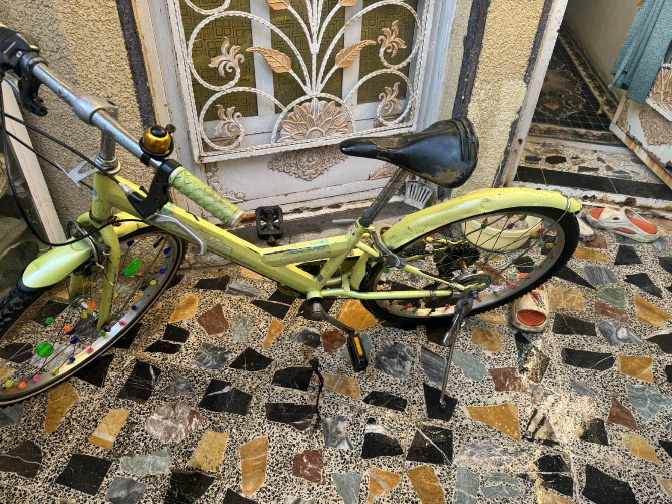 بايسكل أصفر رياضي، صالح للاستخدام اليومي. تم تصميمه بجودة لتوفير تجربة ركوب مريحة. مناسب للتنقل داخل المدينة أو الرحلات القصيرة. يملك جرس وبيدالات فعالة. اللون لازال زاهي، رغم وجود بعض الخدوش البسيطة ناتجة عن الاستعمال العادي.