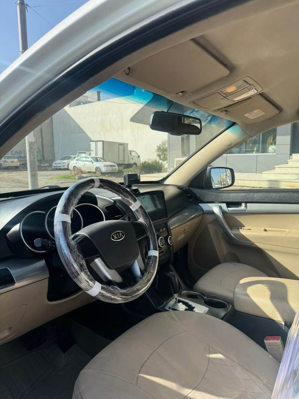 كيا.  سورينتو
موديل. ٢٠١٢
كير توماتيك
سياره. ٧ نفري واته ٣ مقعد
ويل كب بيلاد
بلاجكتور بيلاد
سياره كه كير مه كينه. كاره باي به شرت.  سياره كه به بي ليدرانه. نيو جاملغي بيشه وه سبوغه به بي ژووري واته داخلي بشرت. ارباك به شرت. جوار تايه تازه ي لو به سترايه سياره كه رقم هه زه سنوي ژينكه هه مووي نويه. به ناوي خومه.  رقم تلفون.     *********** أربيل, العراق
