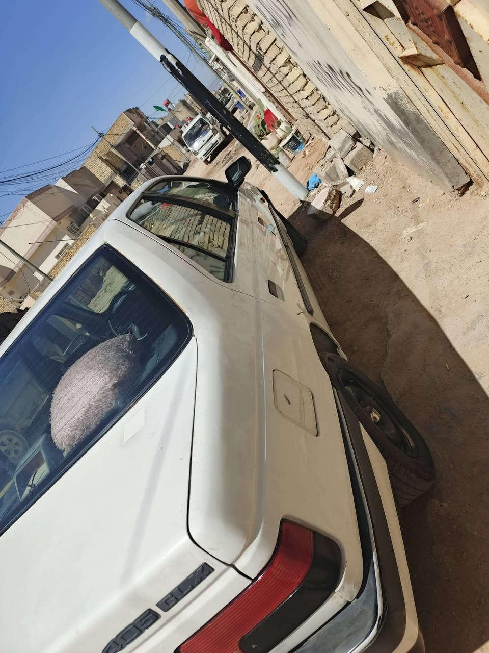 بيجو ٤٠٥ للبيع موديل ١٢ سيارة نظيفه وحلوه احله من الصوره السنويه الحد 2028 
 بس المحرك بي صوت السعر ٢٧ وبيه مجال قليل نحف حي النداء الرقم ***********  اتصال  وبيك خير وتدلل
