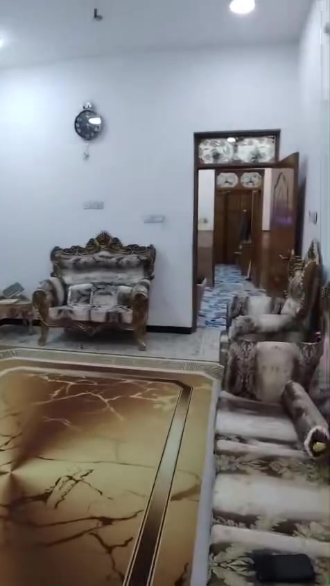 السلام عليكم متوفر بيت للبيع بالجغيفي الثانيه شارع السكله مقابل المولده الموجوده  على سياج المقبرة مساحة البيت 125م 
البيت بناء حديث طابقين ونظيف وكامل من كلشي بس واجهة خارجية مو كامله للاستفسار اكثر الاتصال على الرقم التالي ‏
‏‪ 0781 162 6198
