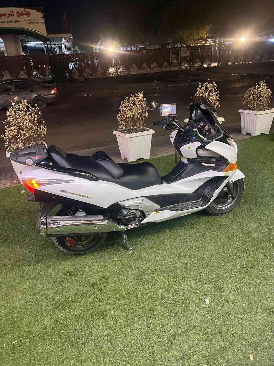 السلام عليكم        مكلف بالنشر 
سلفر ونج جيتي 400 ،نضافة واضحة كدامك بالصور  ، محرك ما مفتوح ، كهربائيات كلها شغالة ، مزودة بشاشة تصفح ، والمراية قطعتين ، وبيها  كاسحة. مكاني بغداد حي اور 

، غير متواجد في الفيس ، اتصل ***********
