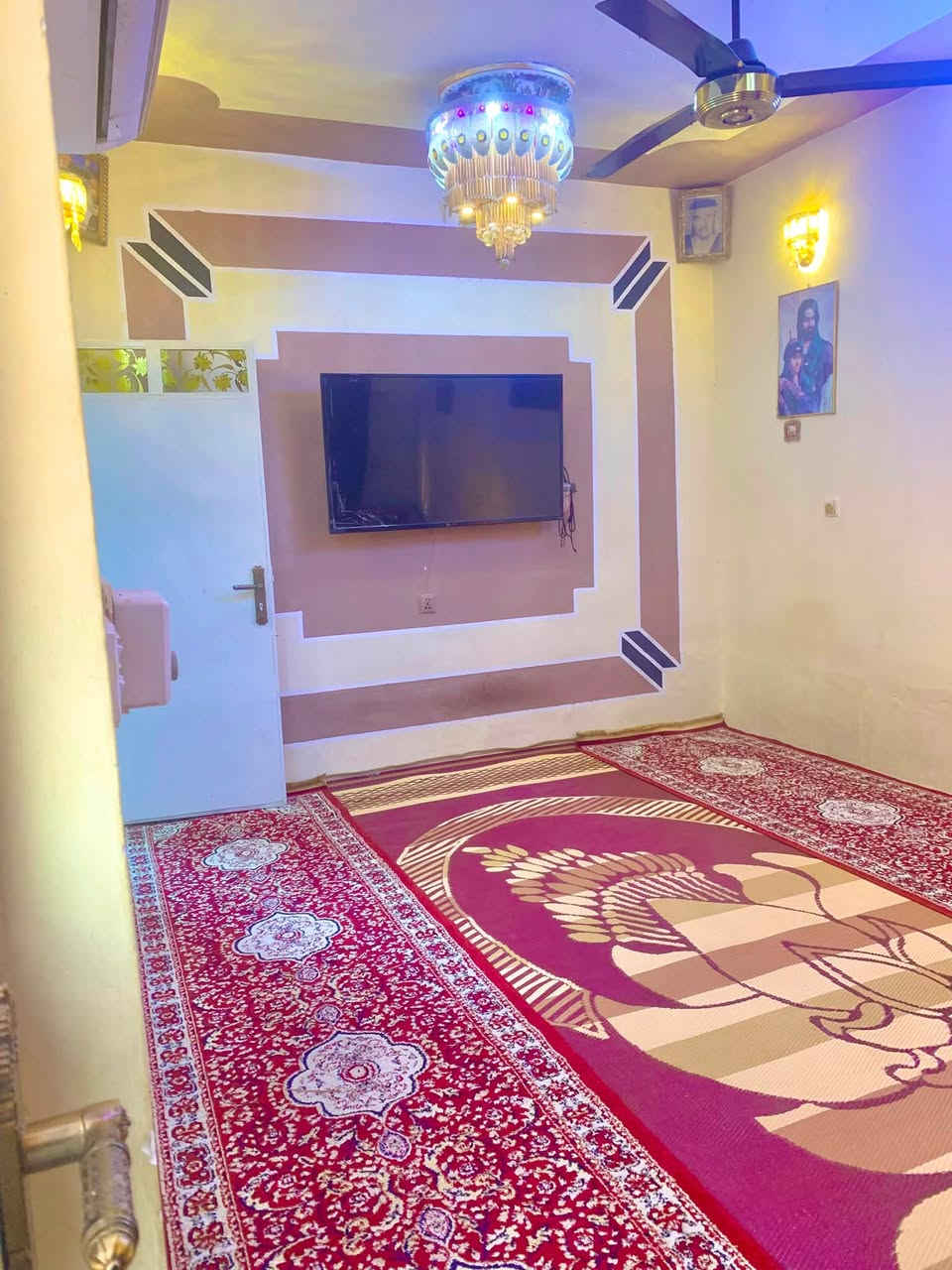 بيت للبيع  المساحة 105 متر 🏠
حي النصر شارع المستوصف بنفس الشارع قرب ابو بشار الوكيل رقم الهاتف *********** ☎️ 
يحتوي على 3 غرف نوم + مطبخ + صالة جبيرة + ستقبال 
+ يحتوي على 2 حمامات + 1 صحيات 
الشراي ايخابر 📲
