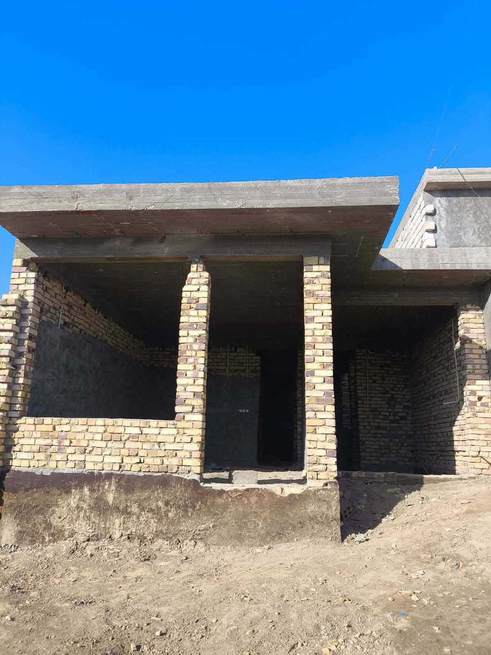 سلام عليكم يتوفر هيكل مسقف مئسس ماء كهرباء مجاري مجاور ساده البو خطه حي الصدرين مقابل حي العسكري مساحة 150متر  سعره 43 مليون الي يحب يتواصل رقم الهاتف *********** حلة, بابل
