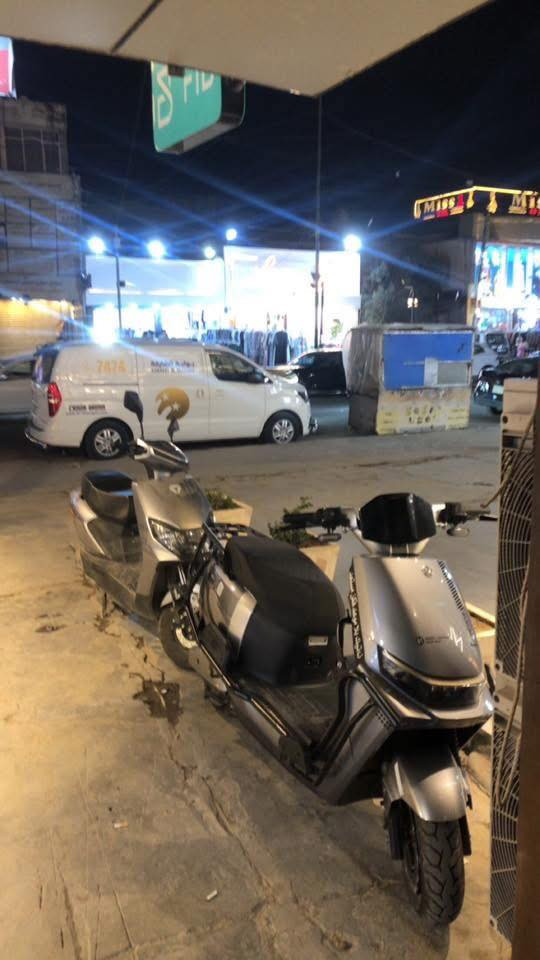 سلام عليك دراجه شحن نظيفه كلش اي نقص مابيها فقط الدرع مالها تعبان شويه ومشخط اي مشاكل ثانيه ماكو تايرات جديده بطاريات جديده دراجه صار شهرين من طالعه من المعرض كلش نضيفه 
موصفات دراجه 
لايت زنون عالي ناصي 
دبل سويج دبل بصمه 
مثبت سرعه 
نضام الرجوع اله الخلف 
وهواي بعد موصفات بيها 
رايدها ب885وبيها مجال شي قليل دراجه نضيفه كلش ومهتم بيها حيل عنوان  بغداد العامريه شارع المنظمه رقم جهازي *********** الشراي يتصل عليه
