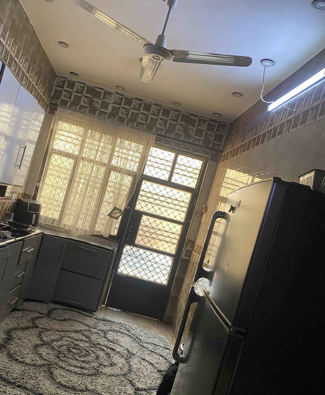 دار للبيع مساحة ١٦١ متر  واجهه ٧ نزال ٢٣ متر ملك صرف سند باسمي
بناء طابقين ونص 
الشعب حي التجار 
٥ غرف نوم 
مناور عدد ٢
كراج 
صحيات عدد ٥ 
استقبال كبير
مطبخ هول كبير 
بي ملاحظات بسيطة يحتاج ارضية الطابق الأرضي تعبانة
محجر للدرج 
تطبيك درج الطابق العلوي 
السعر ٣٨٠ مليون وبي مجال بسيط 
للاستفسار ***********
مامتواجد على الفيس بوك
