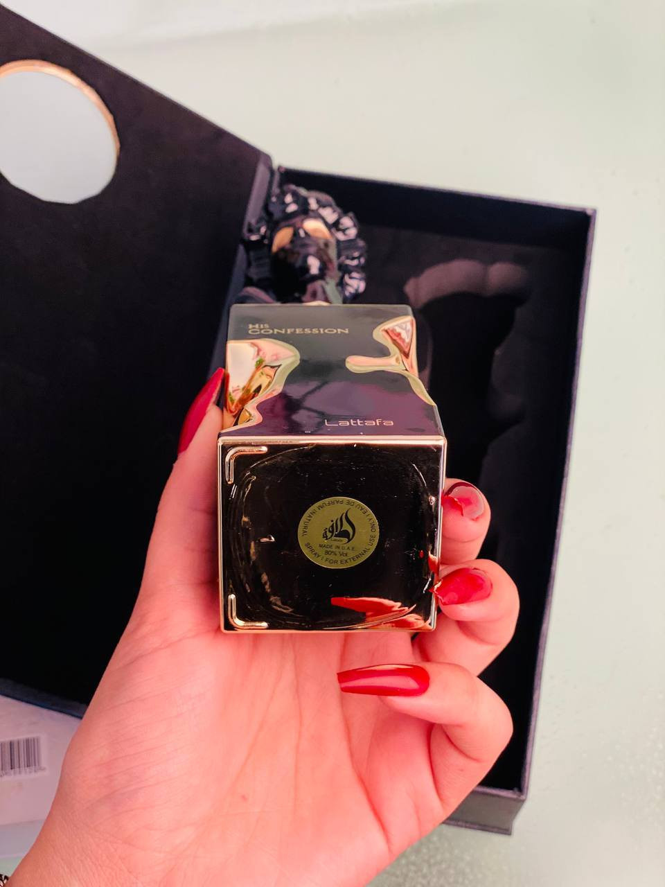 العطور أصلية 100%100 باركود وختم الإمارات 🇦🇪 😍😍😍عطر HER Confession✨🖤
للرجال والنساء من لطافة 

Lattafa Her Confession EDP For Women100 ml🤍🤍🔥 #بديل عطر بلونش بت لي ليكيد ايماجينير 100مل او دو برفيوم

عطر "هير كونفيشن" من لطافة هو عطر ساحر للجنسين، يوازن ببراعة بين الدفء والغموض والأناقة. يبدأ بمزيج آسر من القرفة والنفحات الغامضة، ليخلق بداية آسرة وجذابة. 
ومع انبثاق العطر، ينبثق قلب فاخر من الياسمين ومسك الروم والبخور، مما يضيف ثراءً زهريًا وعمقًا، بينما يُعزز الماهونيال العطر بلمسة رقيقة وساحرة. تُضفي نفحات حبوب التونكا والمسك والفانيليا قاعدةً حسيةً تدوم طويلًا، تاركةً أثرًا من الدفء والجاذبية. "هير كونفيشن" هو العطر المثالي العصري الذي ينضح بالثقة والسحر ولمسة من الغموض، مما يجعله مثاليًا لأي مناسبة.
✅الروائح العليا: القرفة والغموض
✅الروائح الوسطى: الياسمين، مسك الروم، البخور والماهونيال
✅الروائح الأساسية: حبوب التونكا، المسك والفانيليا
المنشأ الإمارات الأصلي 🇦🇪


**إذا كنت صاحب هذا الإعلان وتريد حذفه لأي سبب، رجاءا أرسل رسالة إلى الدعم الفني**