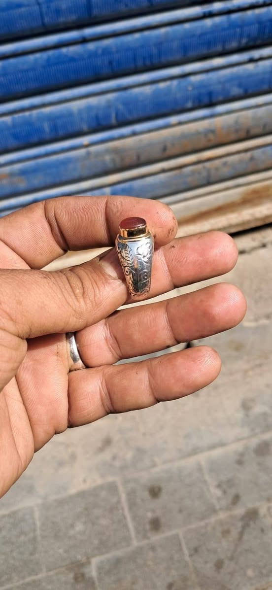 خاتم متوج بحجر العقيق اليماني ومطعم  بالذهب عيار 21 داير والقاعده ذهب وصياغة يدويه انيقه جدا 
قياس الخاتم 23
قياس الحجر 11ملم 
منقوش بخط قديم اية الرزق المباركه
سعر الخاتم 400 الف 
يوجد توصيل جميع المحافظات


**إذا كنت صاحب هذا الإعلان وتريد حذفه لأي سبب، رجاءا أرسل رسالة إلى الدعم الفني**