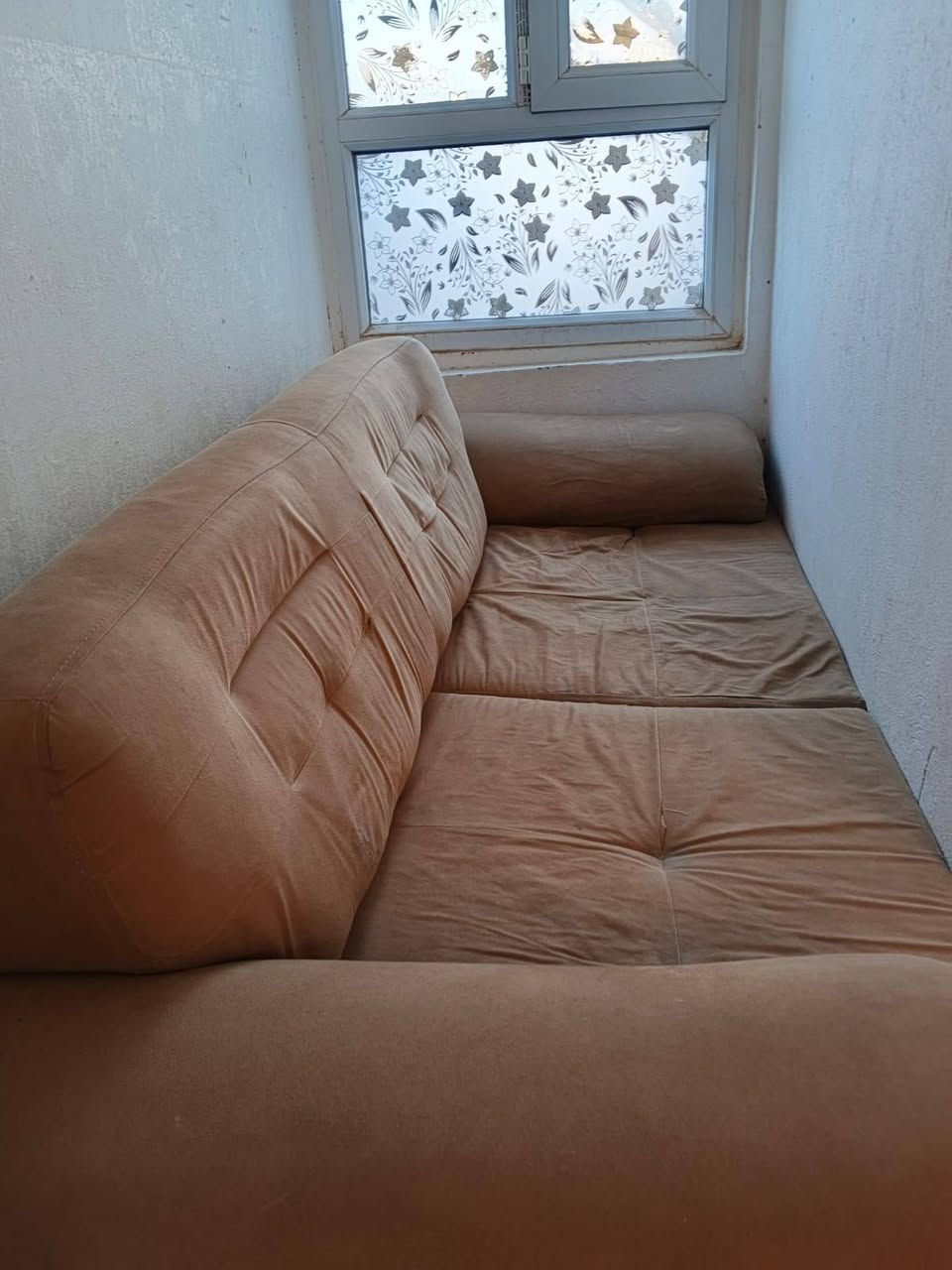 طخم قنفات مستعمل يتكون من قنفتين "2" كبيرتين قابلات للاتساع والفتح يمكن ان تصبح سرير (قنفة-سرير) 
و4 مقاعد 

السعر: 350 وبيها مجال
للإستفسار التواصل على الرقم: ***********
