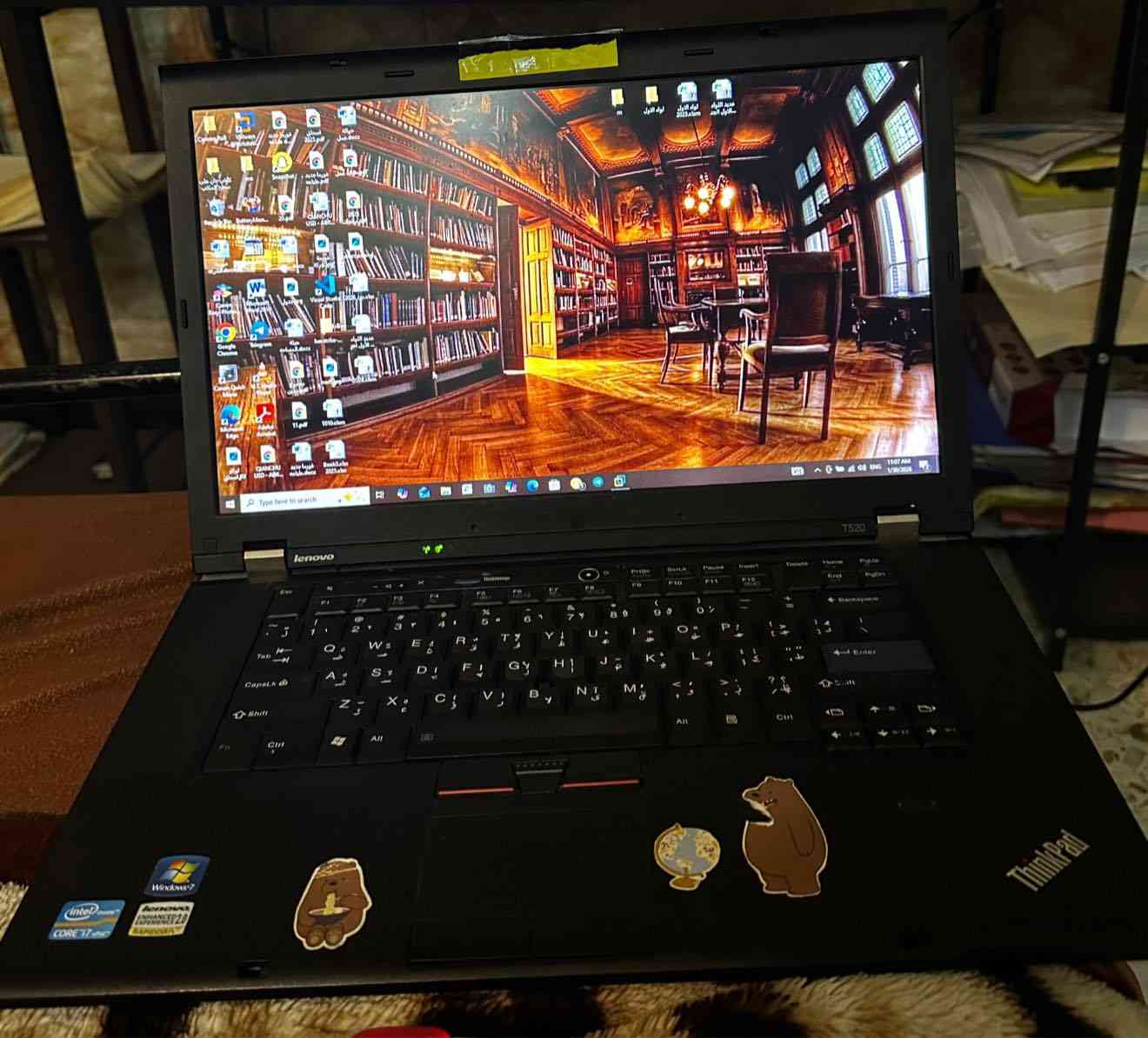 💻 الجهاز: Lenovo (لابتوب)

🧠 المعالج (CPU):
 • Intel Core i7-2720QM
 • السرعة: 2.20 GHz
 • الجيل: الثاني

🧮 الذاكرة (RAM):
 • 8.00 GB
 • النوع: DDR3
 • المتاح: 7.89 GB

🎮 كرت الشاشة (GPU):
 • NVIDIA NVS 4200M — ‎980 MB
 • Intel HD Graphics 3000 — ‎32 MB
(يعني كرتين شاشة)

💾 التخزين:
 • SSD سعة 238 GB
 • المستخدم تقريباً: 143 GB

🖥️ النظام:
 • Windows 10
 • 64-bit
 • يدعم اللمس (Touch) بنقطتين لمس

ℹ️ ملاحظات سريعة:
 • مناسب للأعمال المكتبية، تصفح، أفلام، برامج خفيفة
 • غير مناسب للألعاب الحديثة أو المونتاج الثقيل
 • لو تحب تحسّن الأداء: تنظيف النظام + التأكد أن النظام شغال على الـ SSD دائماً
السعر 325الف وبي مجال 
***********
