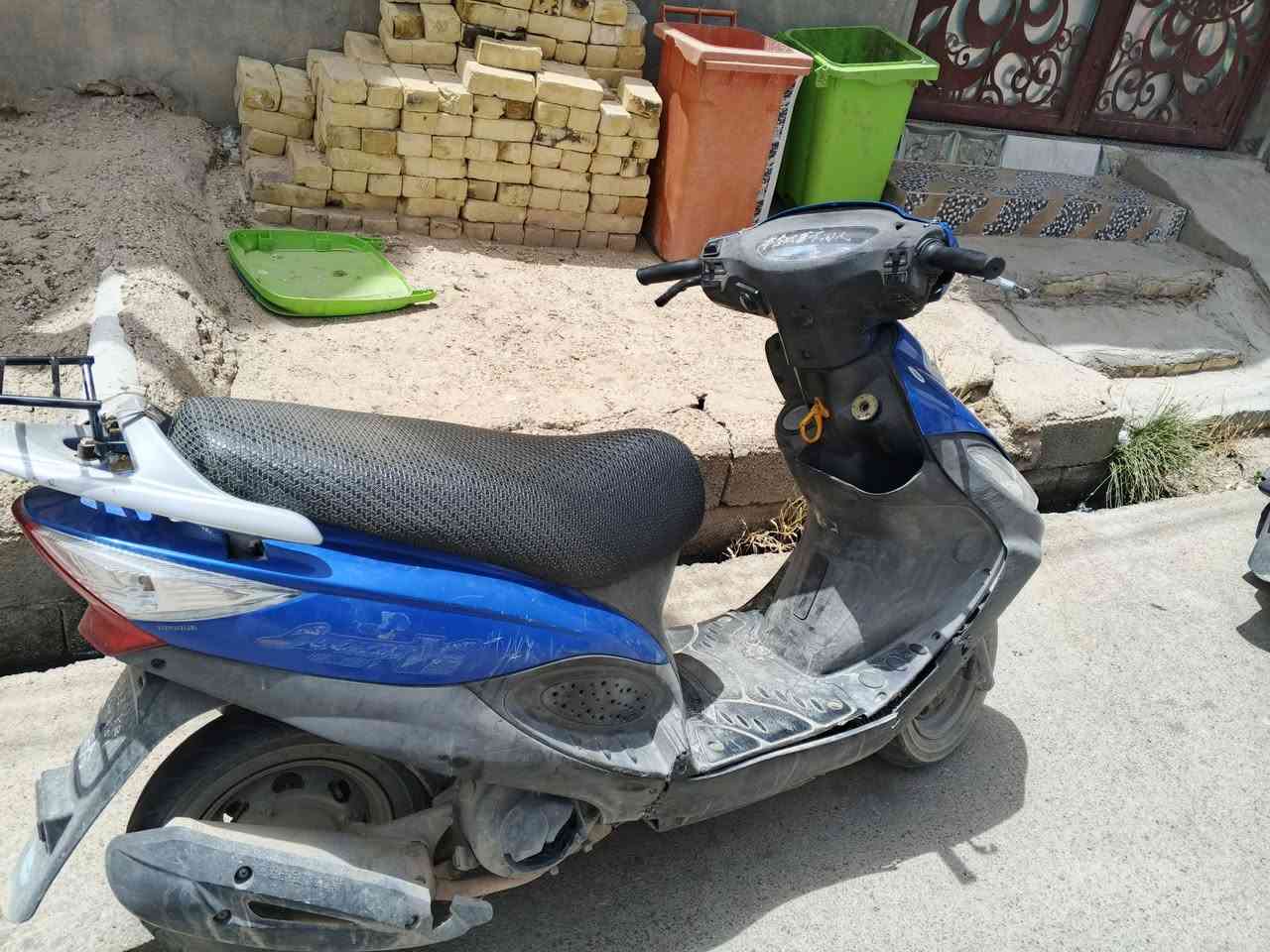 دراجة كامكو v2 للبيع مكينة مكفولة ما مفتوح بيهة برغي شلعة ومعدل وياهة سيباية طيارية هدية بس الكفرات شوية تعبانة 😅😅مكاني رفاعي رقم تلفون***********
