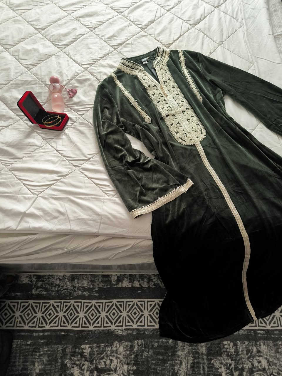 يابا الجو برد هس مو مال مخاور 
هاي الكلابيات القديفة الخفيفه هم تعيدين بيها 
وهم تخليها تكشخين بيها للشتاء الجاي 
تموت تموت انقذوا نفسكم واخذوها للعيد تر تثلجن واني كتلكم بعد


**إذا كنت صاحب هذا الإعلان وتريد حذفه لأي سبب، رجاءا أرسل رسالة إلى الدعم الفني**