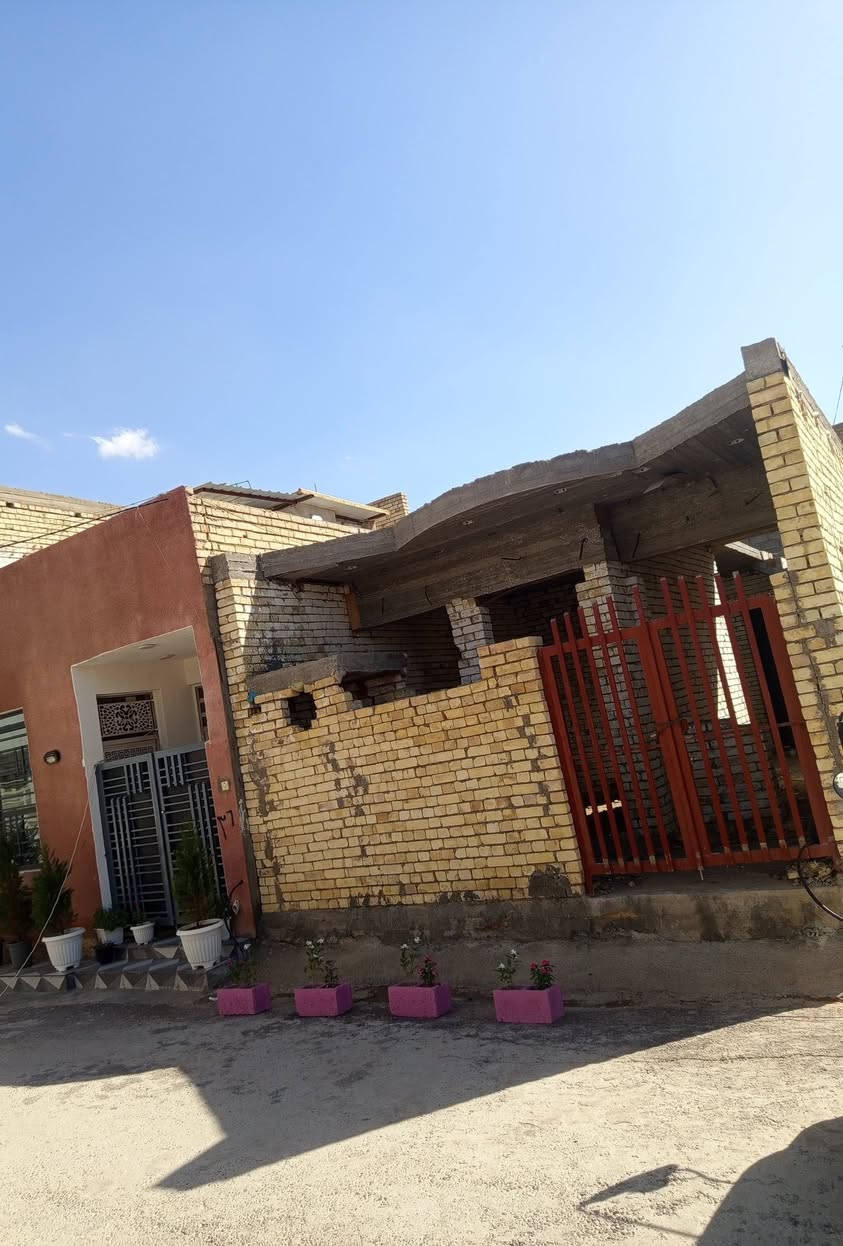 هيكل عظم مساحه 95م واجه 5ونص بنزال 16
يحتوي على استقبال ومطبخ صاله غرفه نوم حمامات عدد 2 منور 
مدفوع اشتراك ماء والكهرباء طابو زراعي سند 25 تنازل شركه او قرار محكمه باسمي مباشر مجمع العدل الثاني شارع زهور فرعي وفرع مفتوح للاستفسار الاتصال ***********
