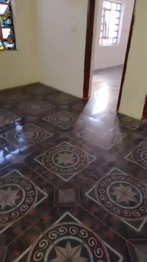 للايجار بيت طابقين ثلاث غرف نوم وصاله ومطبخ وصحيات *********** شارع أربعين قريب على مطعم مندي عدن الجديد
