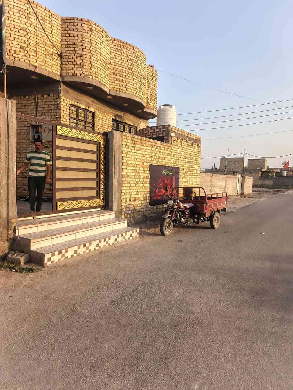 بيت زراعي للبيع المساحه 200 متر+ قطعه 200 متر ناحية الفظليه تفاصيل البيت بناء طابوق كونكريت مسلح داخل البيت غرفتين استقبال هول صاله مطبخ صحيات البيت جديد وبناء حديث  الشارع مخدوم بتبليط وماء وكهرباء وسحب مولد للاستفسار ***********
