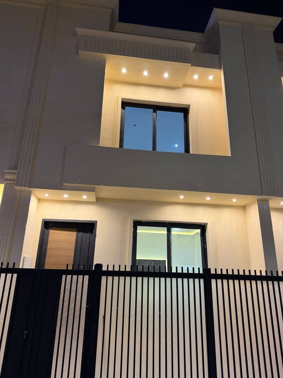 🏡مشتملات🏡 🏡🏡 بناء حديث درجه اولى 🎖️✨ للبيع
مشتملات  ثلاث 🏡🏡🏡 

 المساحه المشتمل الواحد 50 متر
الواجهه ↔️ 5 ×10↕️ النزال

يحتوي المشتمل الواحد على

طابق الاول1️⃣يحتوي على صحيات وحمامات
وصاله ومطبخ واستقبال منور  وغرف النور عدد (3)

الطابق الثاني2️⃣ عدد غرف النوم (2)
وصحيات 

الطابق الثالث3️⃣ غرفه واحده
وسطح جديد بناء درجه اولى

📌 الموقع  حي الجهاد📍 الامانه مربع الذهبي قرب مدينه العاب 

المراجعه (((مكتب الصادق للعقار))) 
على شارع التجاري يم الكراج
مقابيل مخابز الريان

 والاستفسار الاتصال على الارقام☎️ 

*********** تصل او واتساب📞 

*********** تصل او واتساب 📞
