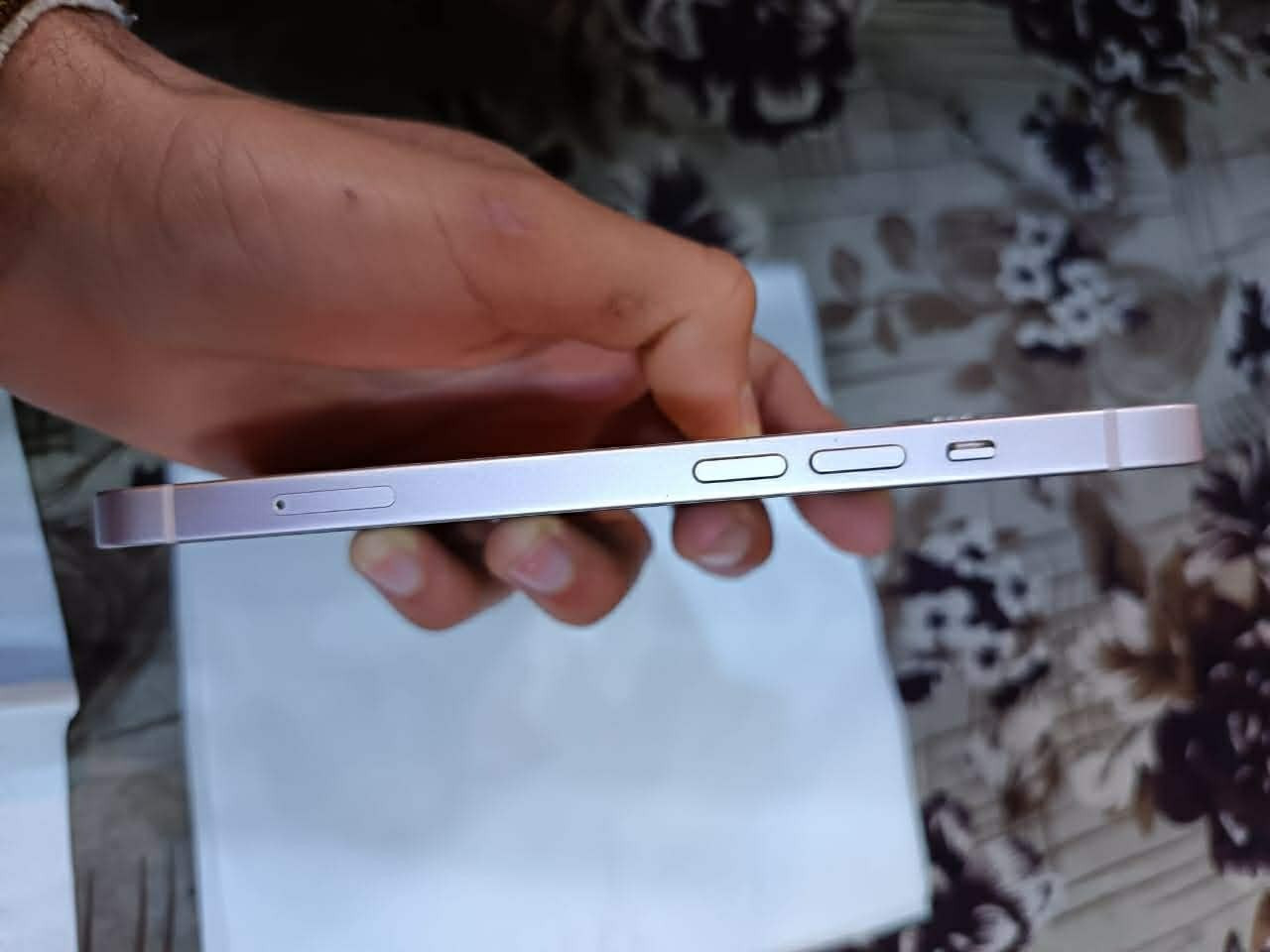 جهاز 13 عادي البطاريه 81 ذاكره128 تك سيم جهاز نضافه 90‎%‎ والجهاز نور مان قطقه وحده ما مفتوح وين ما اتريد تفحصو افحص سعر 450 بي مجال قليل حيل للشراي  واتساب ‏‪***********‬‏
