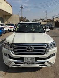 للبيع تيوتا لاندكروز فطيم موديل 2017  Gxr محرك 6 سلندر 4000  السيارة ب...