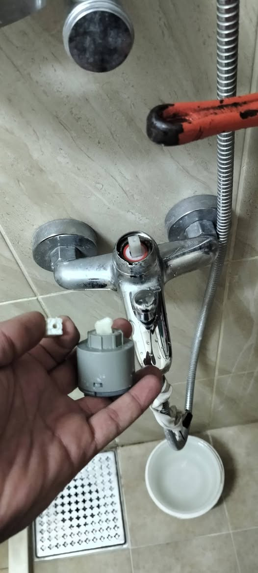 تم صيانة خلاط 

#خدمات ابو علي لديكم لا خوف عليكم
صبغ الشقق  أعمال ديكور 
١-  #تبديل واضافة نقاط  كهربائية🔌،وبراكيتات و تثبيت💡 
الثريات بكافه انواعها🔮 .
٣- #تثبيت وفتح  مراوح سقفيه بكافة انواعها. 🪭
شد شاشات البلازما📺 
4 _تبديل #وصيانه خلاطات بكافه انواعها 🚿🛁🚽
5 _تبديل قفل #🔏 باب شقه داخلي  🔑وخارجي 🔐
6 _فتح وشد كافة #غرف 🛌🛏️🛏️ نوم
7-فتح وشد وتنظيف #سخان 🔧🔧 
شد ونصب  كاونتر 🔨🪚
8-تغليف ابواب مانع رطوبة 🚪🚪
9-تعليق ستائر ‏‪🪟 🛠️ 
نقل اثاث داخل بسماية.🚛🚛
شد فلتر خارجي على الميزانيه وتبديل فلتر 7مراحل🚿🚿
 فتح وشد ساحبه وتصليح⚙️⚙️🪛  
  تنصيب جميع الغسالات👚
تثبيت وشد وتعليق جميع الاغراض. 🪜🪞🖼️
تصليح كافة الغرف و تبديل  سجه🪚🪚    متوفر على مدار  ٢٤🕠🕕🕑🕖🕢
للاستفسار والتواصل مراسلة الصفحة او الاتصال 
***********   (واتساب )او اتصال📲📳
0️⃣7️⃣8️⃣2️⃣5️⃣2️⃣5️⃣9️⃣8️⃣2️⃣0️⃣
