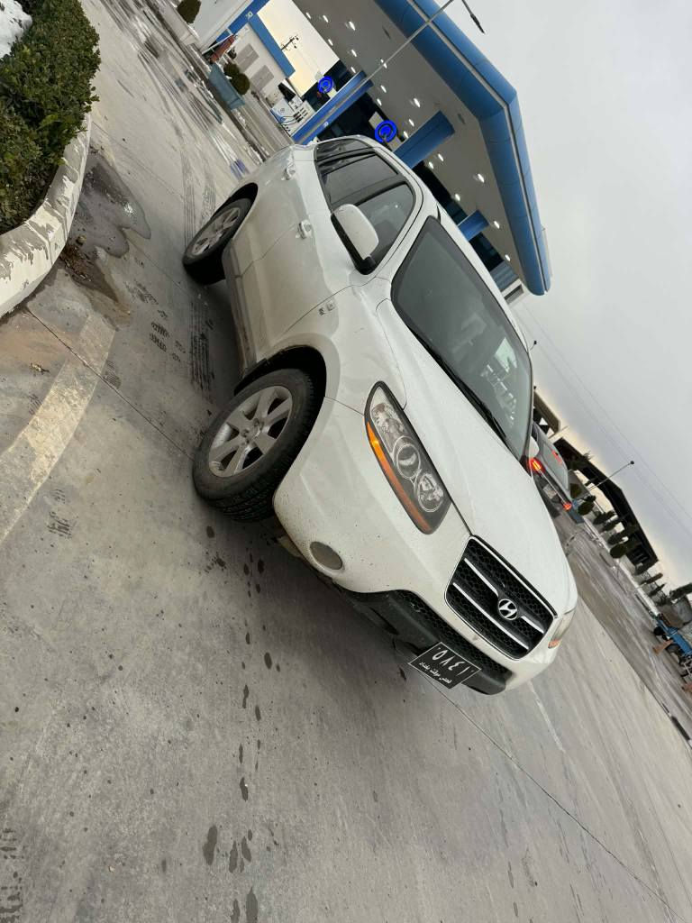 سانتا في ٢٠٠٨فول مواسه فات ته نها سلايت نيه كوشن جلد و هيته ره سوكان فوليومه ته حديل سورحه يه  سي گيره سي ريز كوشنه ته بريت  مه ركه زيه هه ر سيك كوشنه كه ي ته بريده جوار تايه ي لوكي له سه ره  شوين برا وه كاني زور جوان جاك كراوه ته وه سه ياره كه دينا ريكي مه سره ف تيدا نيه مالي دوسته لوك لوكه  
ره قه م ***********
*********** شمشمل, السليمانية
