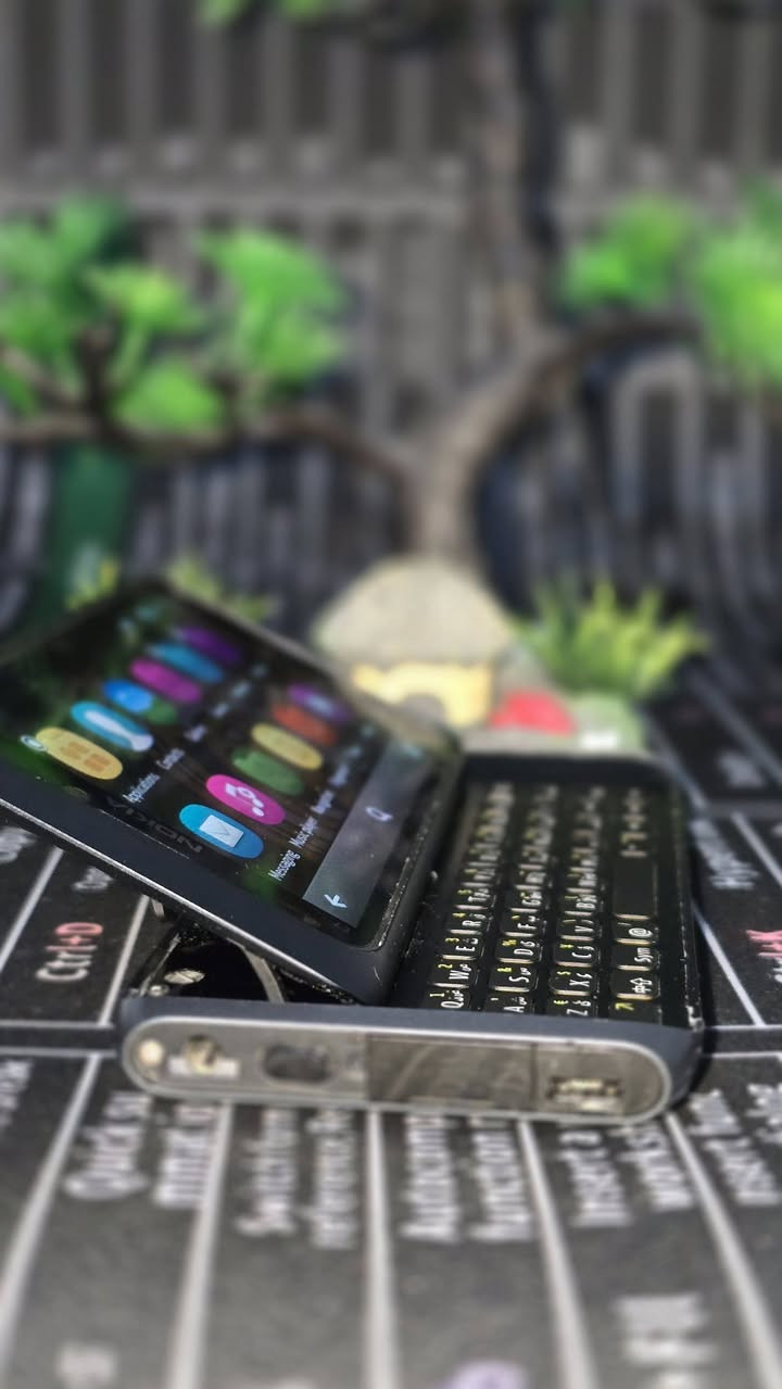 🔥 #للبيع
: تحفة #نوكيا الكلاسيكية 
Nokia E7-00 (Original) بحالة ممتازة جداً! 🔥
​لعشاق الفخامة وأجهزة نوكيا النادرة، #هاتف Nokia E7 الغني عن التعريف بتصميمه السحاب الفاخر.
​📱بعض من المواصفات والمميزات:
​⌨️ كيبورد سحاب كامل (Full QWERTY Keyboard): يعمل بسلاسة وبحالة ممتازة.
​📺 شاشة AMOLED ClearBlack: #ألوان رائعة مع ميزة الإمالة الهيدروليكية الشهيرة.
​📸 كاميرا 8 ميجابكسل: #تصوير ممتاز مع فلاش LED مزدوج.
​📷 كاميرا وشاشة شغالين 100%: #الجهاز شغال بالكامل بدون أي مشاكل في اللمس .
​💎 جسم ألمنيوم فخم: هيكل متين #ونظيف جداً كما موضح بالصور.
​💾 ذاكرة داخلية 16 جيجابايت.
​✨ قطعة ممتازة جداً للاقتناء الشخصي أو للاستخدام الكلاسيكي!
📞 #للتواصل #والطلب: [تواصل عبر الخاص] 
او على رقم #الهاتف ***********
