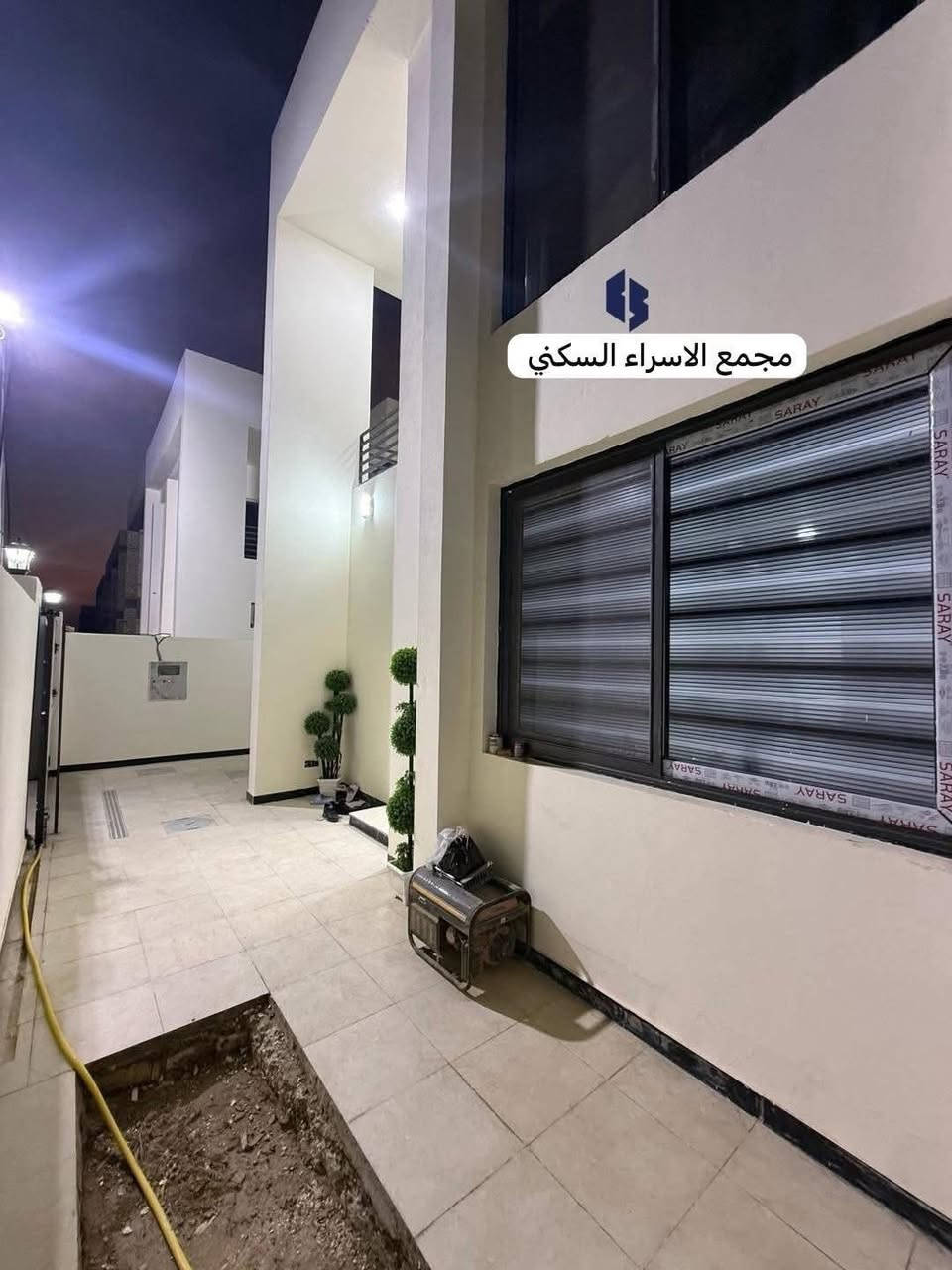 بيت للبيع في مجمع الاسراء السكني مشمول ب المبادره مع عقد مصادق من هيئة استثمار الديوانيه 

📍 المساحة: 200م  طابقين – موقع مميز جداً

🏡 تتكون من:

3 غرف 🛏️  | صاله| استقبال | مطبخ حار وبارد 🍽️

3 حمامات 🚽 | مخزن | منور | كراج 🚗 | حديقة 🌿

🔒 خدمات متكاملة:

✅ كاميرات مراقبة

✅ نظام سكيورتي عالي

✅ كيبل ضوئي – إنترنت

✅ مدارس حكومية – روضة – حضانة

  ✅مركز صحي حكومي
 
✅ قاعة مناسبات واعراس 

✅ اكبر مول تجاري في الديوانية
💳 نظام الدفع:

ع المبادرة بأقساط
📆 مدة الاستلام: من سنة إلى سنة ونصف

للأستفسار التواصل مع الرقم
***********

📌 *فرصتك* تملك فيلا راقية بسعر مميز ونظام سداد مريح
