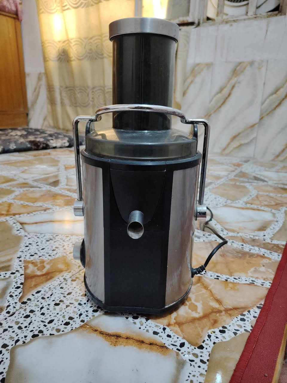 السلام عليكم
خلاط GOSONIC
شغال ونضيف 
نوعية ممتازة كلشي تخلي بي يعصره يطلع العصير وحد والكشر وحد
اني ماخذه ب 90 الله شاهد قيم واخذ باليرضي الله
واتساب ***********
