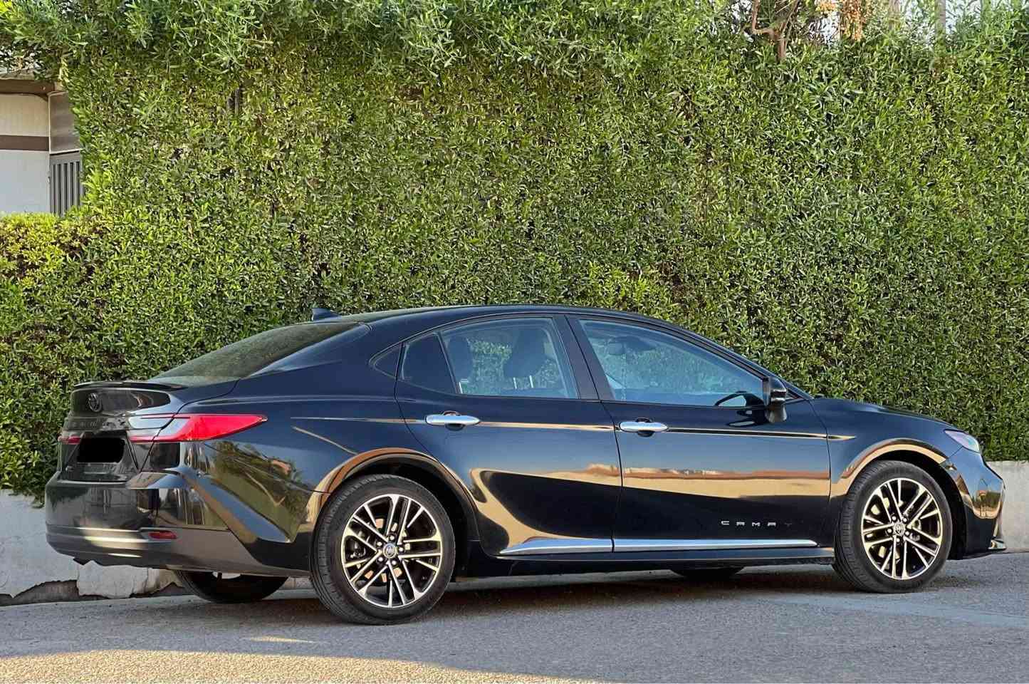 تۆیۆتا کامری 2025 مواسەفات LE هایبڕێد ئەمریکی 
تازە رەقەم کراوە ده ره وه ي هه موي. كرايته. XSE 
قەبارەی مەکینە: 2.5L (4سیلێندر) هایبرید
 • كيج ئەلیکترۆنی
 • شاشەی لمس
 • شحن وایرلس
 • کامێرا
 • دەرگاکان بةسمه ن 
 • هاندبریک بسمه
 • دەستپێکردن لە دوورەوە (Remote Start)
 • هاندبریک بسمه • Auto Hold  • Auto Start   • Auto Stop 

سعر: لە کۆمێنت داوای بکە ڕاستەوخۆ بۆت دێت 📩 

سیستەمی ئاسایشی:
 • ڕاداری پێشەوە (دیاریکردنی ئاراستە)
 • ڕاداری لاوەکی (خاڵە کوێرەکان)
 • ڕاداری دواوە (ئاگاداری لە تێکچوون)
 • هەستیارەکانی پێشەوە
 • هەستیارەکانی لاوەکی
 • هەستیارەکانی دواوە  • ABS + دژە خلیسکان
سیستەمی شۆفێری: • ECO • NORMAL • SPORT

تایبەتمەندی تر:
 • تحكيمات استيرن
 • تبريد لمس
 • تبريد مركزي
 • ئاوينه رادار
 • كوشن کارەبایی

ژمارەی خاوەن سەیارە 
***********
*********** أربيل, العراق
