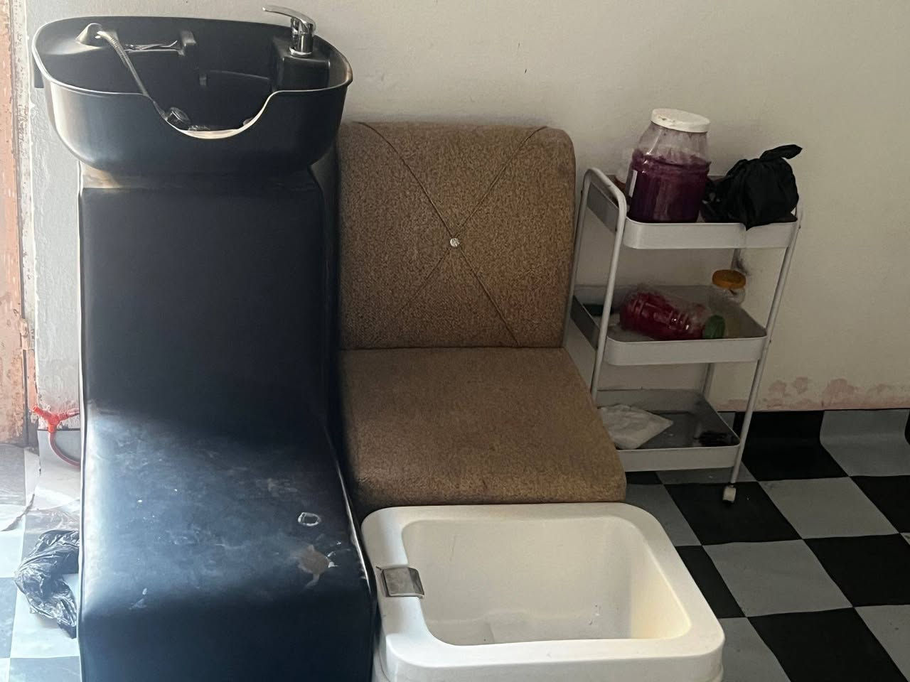 صالون نسائي متكامل للبيع مع جميع مواد العمل. 
الاتصال و‏ ‪‬‏ الاستفسار على 
الرقم: ***********
مكلفين بالنشر
