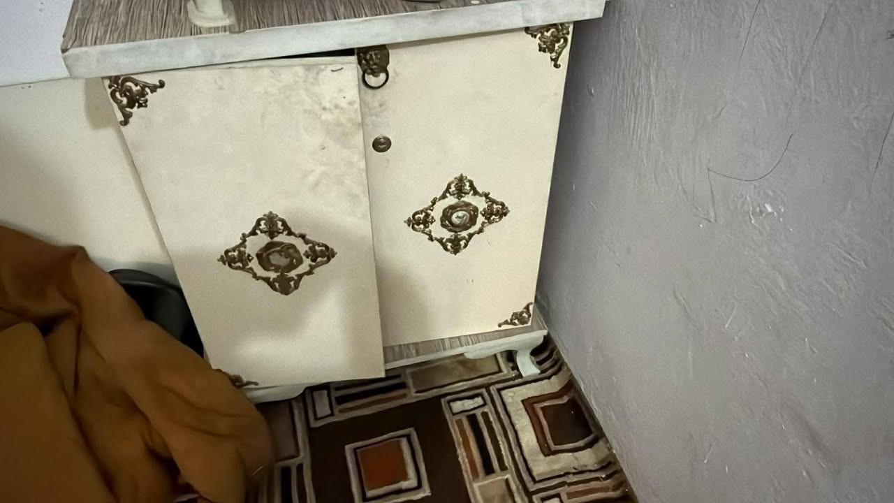 كنتور 6 باب ابو المريا 250
التخت صاج عراقي 100 
جزامة 40 
ميز بلازما 45 
تخم 85 
سرير طفل 40 
عنواني زعفرانية يمي توصيل بكروة 
رقم الحجز ***********
