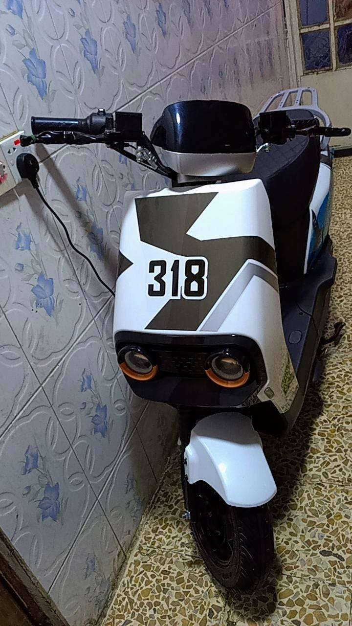 دراجه شحن 318  الغنيه  عن التعريف  للبيع
🟥🟥🟥🟥🟥🟥🟥🟥🟥🟥🟥🟥🟥🟥

النوع: 318
 • اللون: ابيض
 • قوة الملف 2000واط
 •

 • السرعات: متعددة -4 
 • حالة الاستخدام: جيد  
➡️ يوجد نضام بك رجوع الى الخلف كبسه زر
🔧 التعديلات والتحسينات:
 • إضاءة أمامية LED قوية (قابلة للتبديل بين متوسط وقوي)
 • 4 سرعات مختلفة مع زر تحكم
 • إشارة الخلاط (تشغيل جميع الإشارات دفعة واحدة)
 • شاشة متطورة لعرض الأعطال (إطار، سويتش، بصمة، أسلاك…)
 🔋منفذ شحن  USB للهواتف 
 • تشغيل عن بعد  جهاز اكتروني -بصمه 
 • نظام حماية ضد السرقة
 • فرامل مانعة للانزلاق (ABS) + هايدروليك +فرامل زيت (ديسك بريك) امامي خلفي 
 • متبدل سرعات
 • خاصية “سوبر تشارج” عبر فيشا خاص لزيادة القوة والسرعة

🔋 
 • نظام ذكي لمتابعة الشحن والمسافة 

 • كشف الأعطال لحظة بلحظة
 • 
 • نسبة شحن فعلية (0 – 100%)

📏 أداء البطارية والمسافة على الشحنة الواحدة:
 • السرعة 1: من 90 إلى 95 كم قطع مسافه في السرعه 1-
من -0 الى _50
 • السرعة 2: من 85 إلى 90 كم
من-50 الى _65
 • السرعة 3: من 75 إلى 80 كم
السرعه من -65 الى _80
 • السرعة 4: من 60 إلى 70 كم
السرعه من -80 الى _95
💰 السعر: 750الف 
📞 للتواصل: ***********
او المراسله عبر الماسنجر او الواتس آب 
🟥🟥🟥🟥🟥🟥🟥🟥🟥🟥🟥🟥🟥🟥_____
الدراجه ماشيه شي بسيط مستخدم شهر فقط
