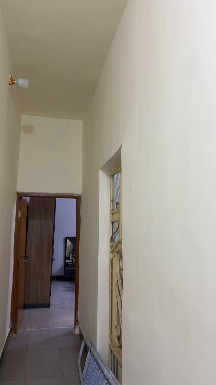 ⭕ يتوفر دار سكن للبيع في منطقة  الكفاءات
🔴 خلف كافتريا حيدر دبل
♻️ مساحة الدار 168م . 
🔶 الواجهة مغلفة

♻️ ( الواجهة 6 × 28 النزال )
♻️ الدار المشيدة في العام 2015
♻️ عرض الشارع 10م . 
الدار المشيد من طابقين ::
⚜️ يضم الطابق الاول استقبال وهول ومطبخ وغرفة نوم وصحيات . 
⚜️ يضم الطابق الثاني ثلاث غرف نوم وهول وصحيات وسطح . 

‭٠٧٨١ ٣٤٨ ٩٧٦٧‬
رقم الهاتف للاستفسار.
