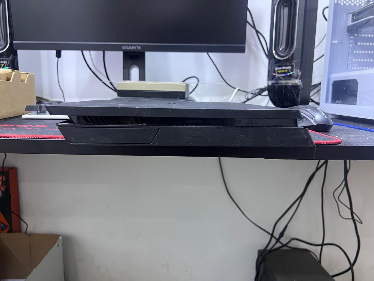 السلام عليكم بلي PS4 اسلم 
(اونلاين) نظام 13.4
ذاكر 500
الجهاز لوك ستيكر ما مصلح ولا مفتوح ابدا الجهاز كلش جديد 
ويا يدتين 
وقرصين
سعر الجهاز 250 الف 
مكاني بغداد الكرادة
***********
واتساب موجود
