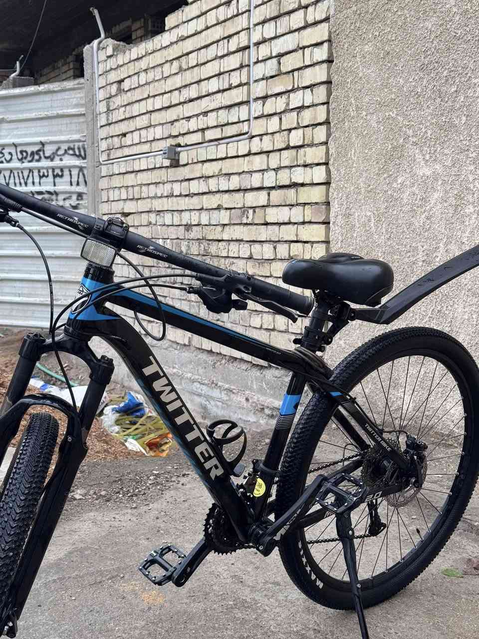 للبيع: دراجة Twitter Mantis 29 (30 Speed)
دراجة جبلية بمواصفات عالمية، تجمع بين المتانة وخفة الوزن.

• نظام الحركة: 30 سرعة تمنحك تحكم كامل في المرتفعات والمنحدرات.

• الجودة: هيكل ألمنيوم متين بتصميم كابلات داخلية ( مخفيه ) (Internal Cable Routing).

• الأداء: مزودة بـ 6 محامل (Bearings) لأداء سلس جداً وصوت دوران مميز.

• الراحة: شوكة أمامية (Double) مع ميزة القفل والتحكم بالمرونة.

تايرات: MAXXIS اصليه ثبات عاليه بكل طرق 

السعر 300 الف قفل 

عنوان بغداد اعلام 

هاتف : ***********
